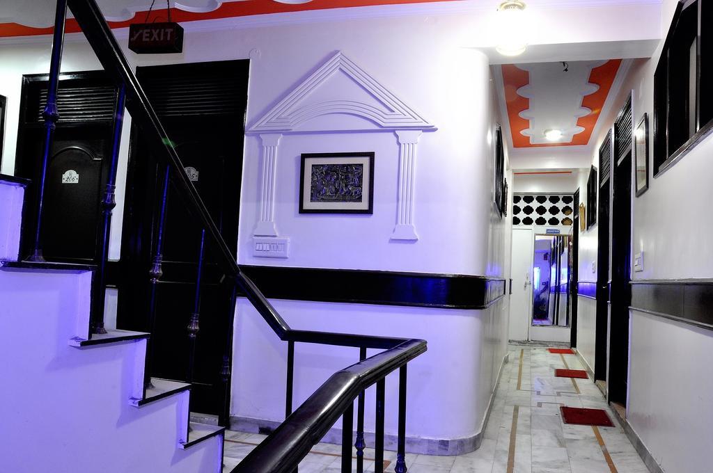 Hotel Peace Point - 1 Min Walking Distance From Station New Delhi Room photo