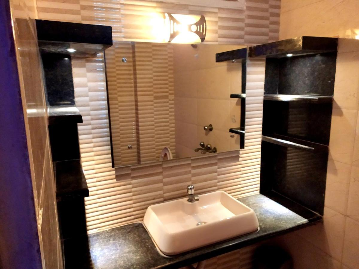 Hotel Peace Point - 1 Min Walking Distance From Station New Delhi Exterior photo