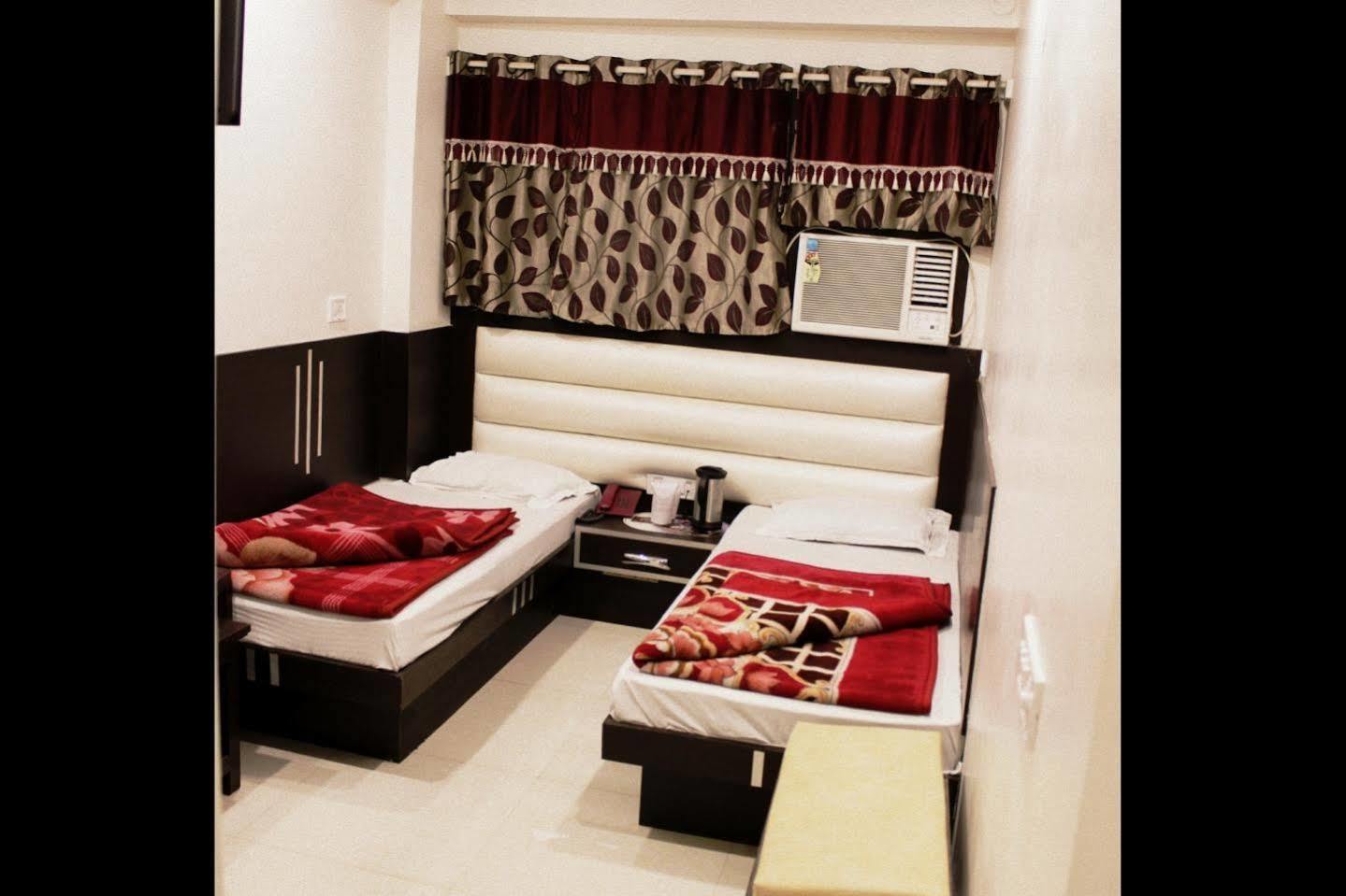 Hotel Peace Point - 1 Min Walking Distance From Station New Delhi Exterior photo